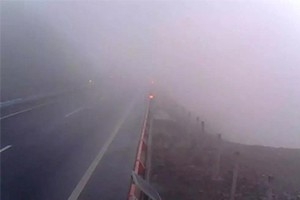 冬日駕車出行遇到團(tuán)霧怎么辦？學(xué)會這7招或許能保命！