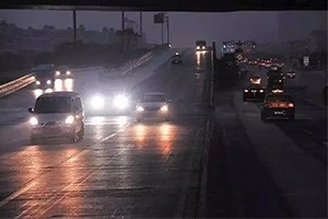 夜間開車?yán)纤緳C(jī)都懂：走灰不走白，見黑停下來！