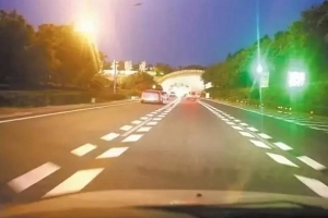 跑高速，遇到這種魚骨狀標(biāo)線千萬要注意