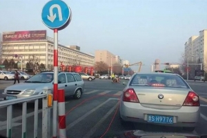 車主請(qǐng)注意！路口不要這樣轉(zhuǎn)彎，一旦被發(fā)現(xiàn)，扣8分罰500元